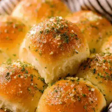 Garlic Butter Dinner Rolls