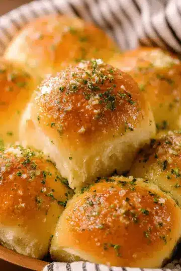 Garlic Butter Dinner Rolls