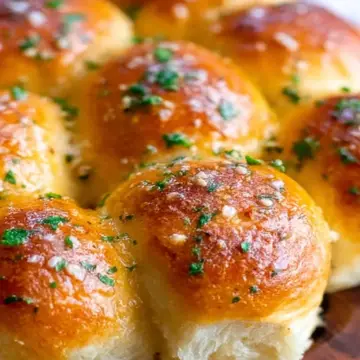 Easy Garlic Butter Dinner Rolls